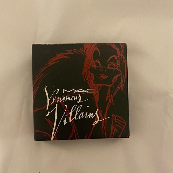 🥳HP🥳 NIB MAC Venomous Villains Cruella Beauty Powder in “Her Own Devices” - Picture 3 of 5